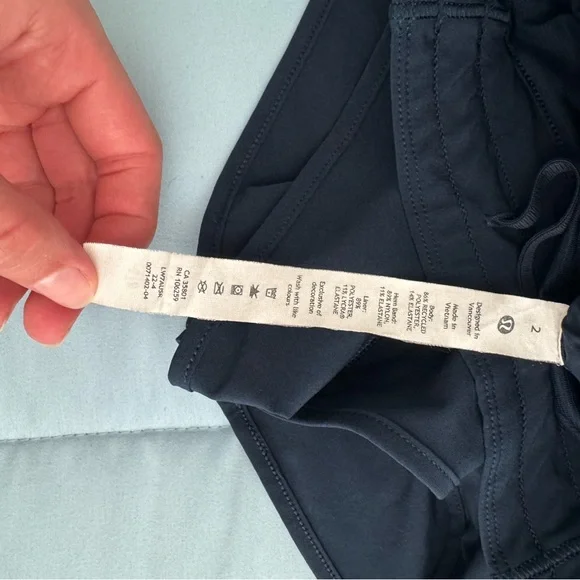 Lululemon Athletica Navy LR 2.5 Hotty Hot Shorts - Picture 6 of 7